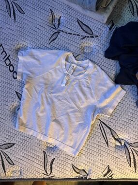 White swiftly tech cropped lululemon top